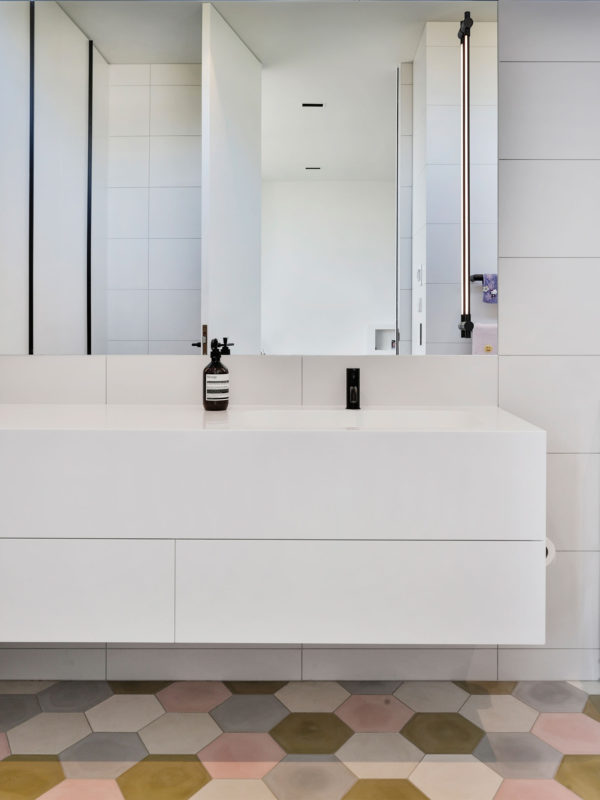 Home to love - This architect shares what he did to achieve such a crisp bathroom design / Daniel Marshall Architects